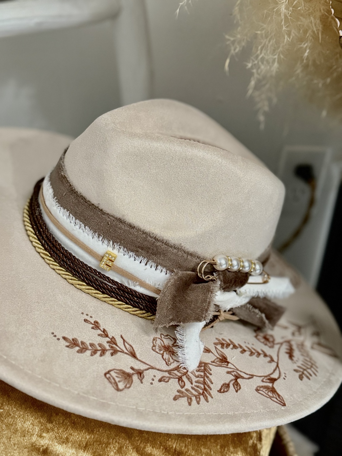Sombrero marfil con pintura botánica y cinta