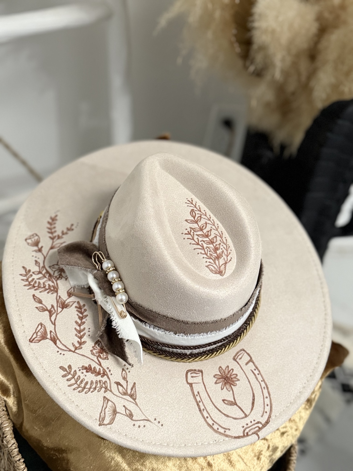 Sombrero marfil con dibujo de herradura y flores