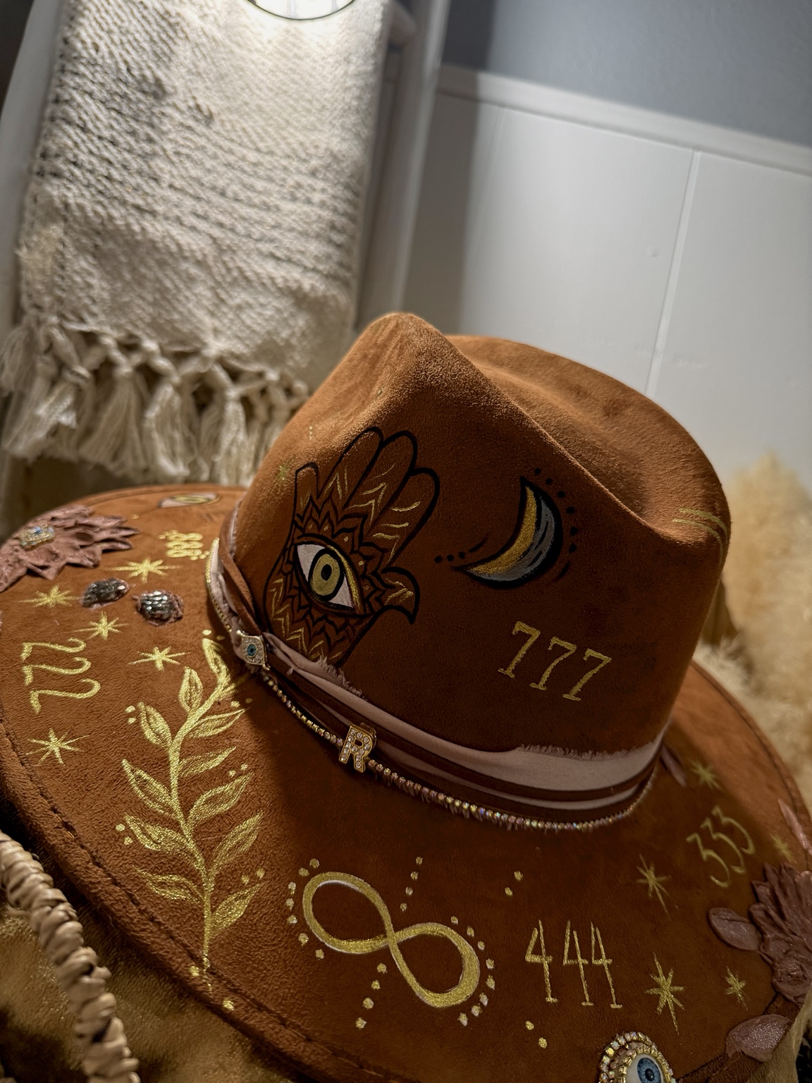 Sombrero café con luna y números pintados
