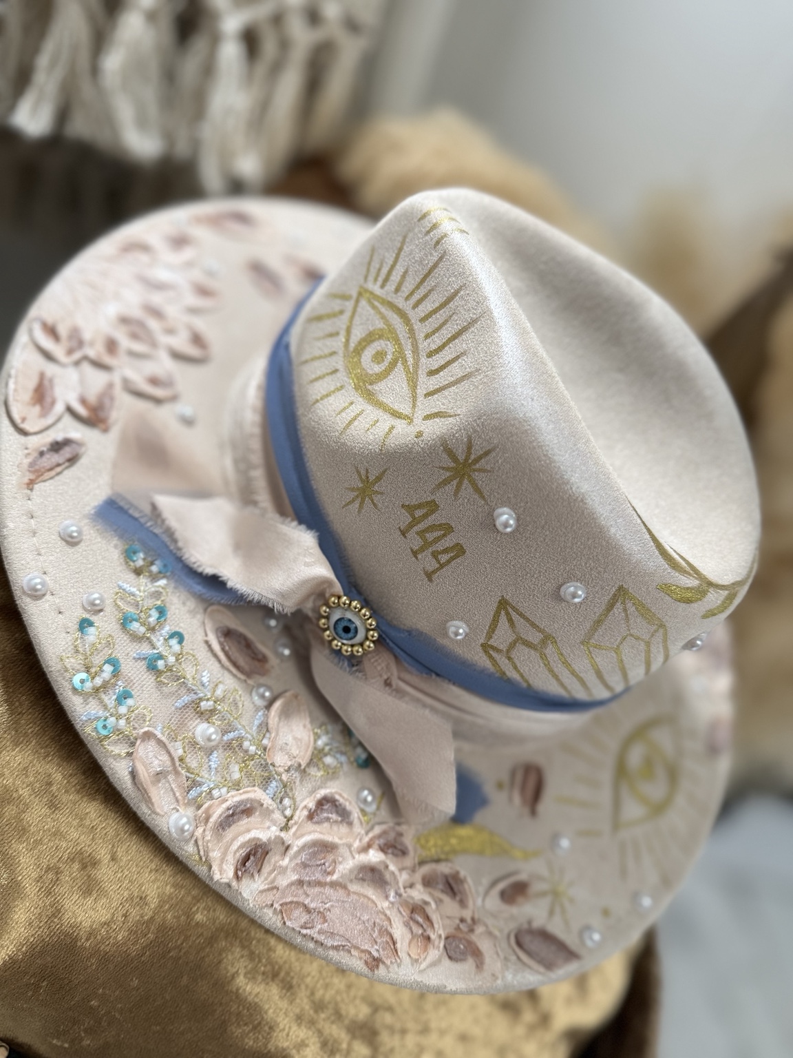 Sombrero blanco personalizado con ojos y detalles dorados